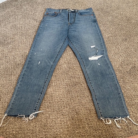 Levi’s Wedgie Skinny Jean with minor distressing - Picture 1 of 3